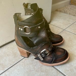 Sanoma free bird booties